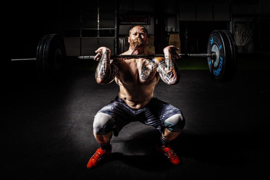 Hombre haciendo musculación