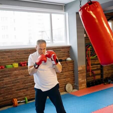 Hombre haciendo fitboxing